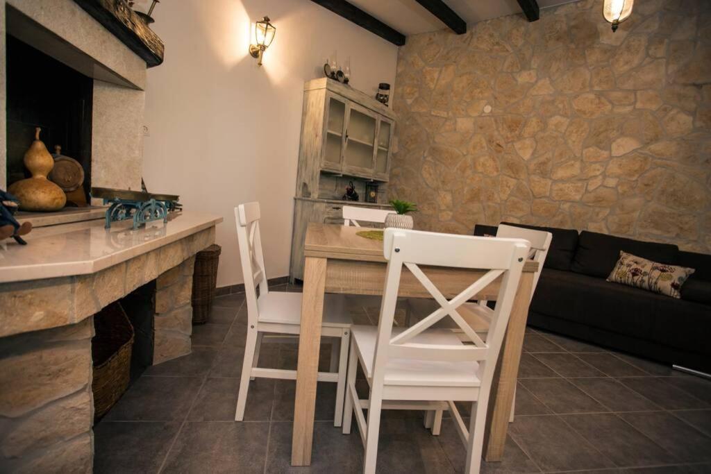 Lodge Jomi Kaštel Novi Екстериор снимка
