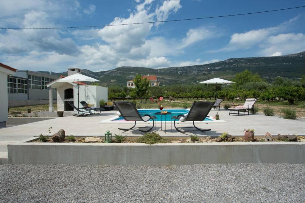 Lodge Jomi Kaštel Novi Екстериор снимка
